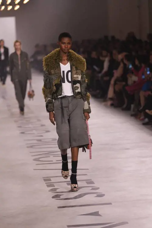 Pellicce "riciclate" e moda condivisa. Il ritorno di Chiuri alla guida di Fendi