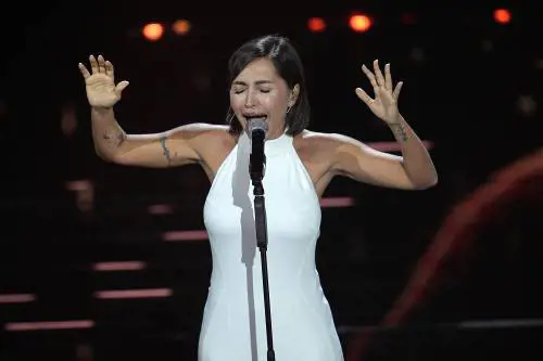 "Qui con me", significato e testo del brano di Serena Brancale a Sanremo 2026