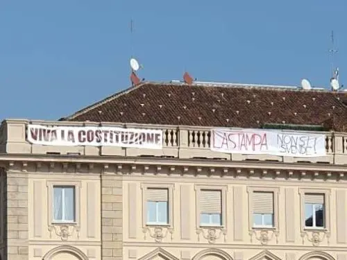Torino, gli striscioni di piazza San Carlo: passione civile della “Torino - Ztl”