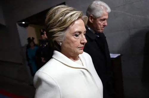 Epstein file, l’onda d’urto globale: dimissioni a Davos, Clinton al Congresso e nuove ombre sulle élite internazionali