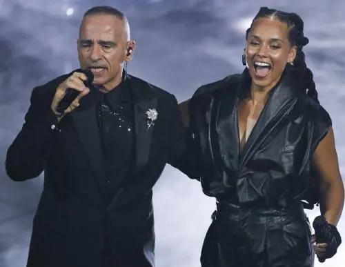 Ramazzotti e Alicia Keys scaldano il pubblico. E il premio a Mogol