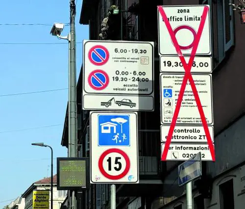 Raccolta firme e sit-in contro la Ztl Isola. "Rischio licenziamenti" 