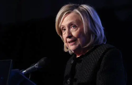 Epstein, la Clinton: "Mai incontrato". Le foto di Hawking