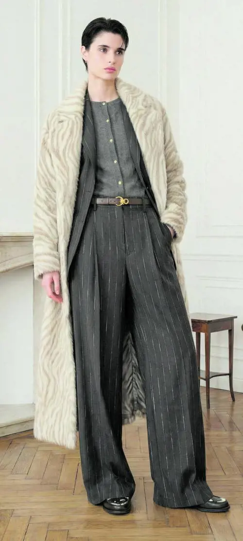 Cashmere, dettagli e smoking in ribes rosso. L'incanto sartoriale di Brioni e Tagliatore