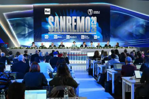 Sanremo 2026, al via la serata cover: scaletta, programma e ospiti 