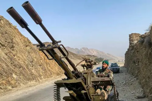 Pakistan-Afghanistan, notte di fuoco: Islamabad bombarda Kabul. "Guerra aperta contro i Talebani"