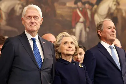 Bill Clinton difende la moglie: "Non centrava con Epstein”. Poi l'ammissione sui voli