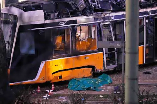 Il malore del conducente e lo scambio chiuso: le ipotesi sull'incidente del tram a Milano