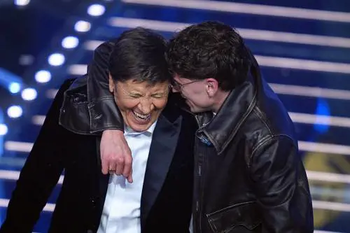 Sanremo, sorpresa all’Ariston: Gianni Morandi sale sul palco e canta “Vita” con il figlio Tredici Pietro
