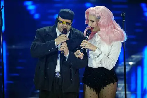 "Era una promessa...". Cosa c'è dietro il frutto lasciato da Tony Pitony sul palco dell'Ariston