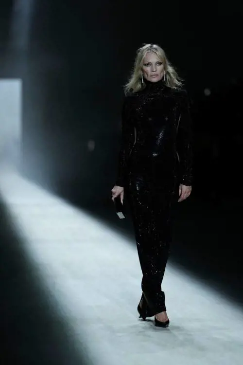 Cristalli e schiena nuda. Kate Moss chiude la prima sfilata Gucci firmata da Demna