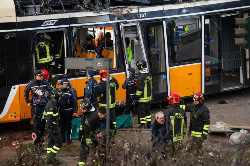 La fermata saltata e lo schianto. Il 9 fuori dai binari: due vittime