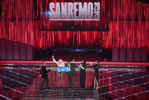 Sanremo 2026, ascolti in calo. Conti: “La finale è apertissima”. Poi la replica a Gassmann