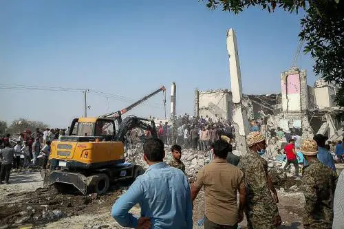 Missili di Teheran su Israele e Dubai. Il ricatto mondiale: "Chiuso Hormuz"