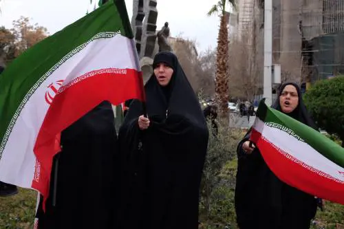 Applausi in strada, gioia alle finestre. Il regime zoppo pronto a trattare. Ma resta il rebus della successione