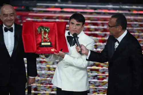 Sanremo, una finale così non si era mai vista. Il trionfo di Sal Da Vinci e il passaggio di consegne Conti-De Martino
