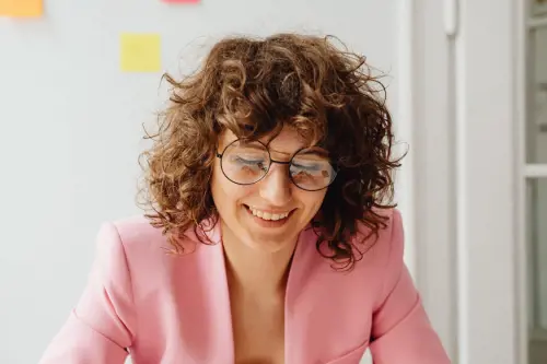 Comodi e furbi, i 5 tagli per capelli mossi e ricci da portare questa primavera