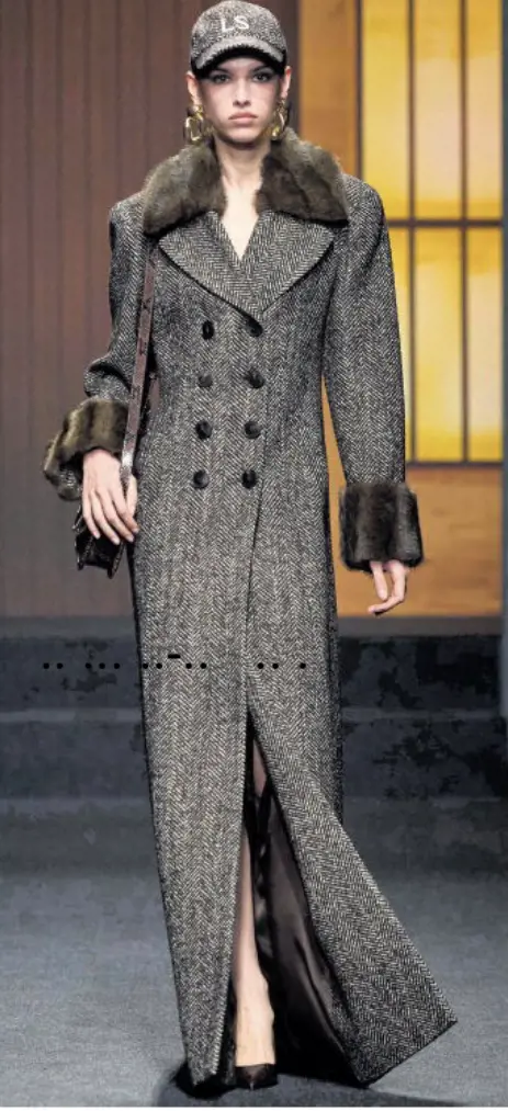 Scervino alchimista. Il cappotto militare (non) nasconde chiffon e sottovesti