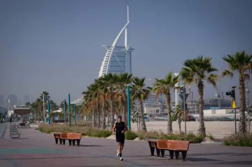 Iran, il racconto degli italiani a Dubai: "Situazione surreale, ci sono code nei supermercati"