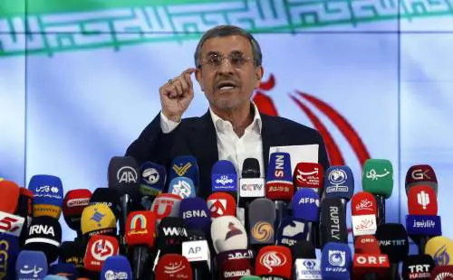 Ahmadinejad, la parabola del falco iraniano: dall’ascesa al giallo sulla morte nei raid su Teheran