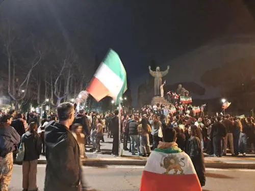 A Roma gli iraniani festeggiano la morte di Khamenei e gli attacchi Usa-Israele al regime