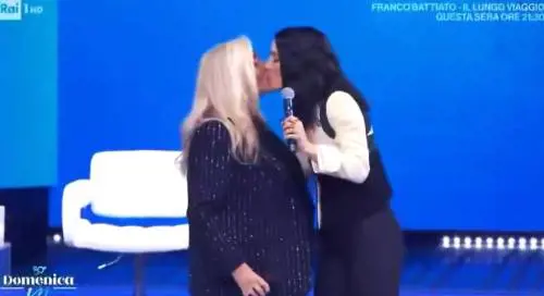 "Al Festival non c'è stata censura, nessuno lo sapeva". E Levante bacia anche Mara Venier