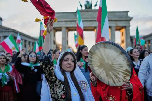 I fedelissimi del regime in piazza a Teheran mentre nel mondo gli iraniani festeggiano