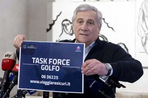Piano Tajani per l'evacuazione. Migliaia i connazionali bloccati
