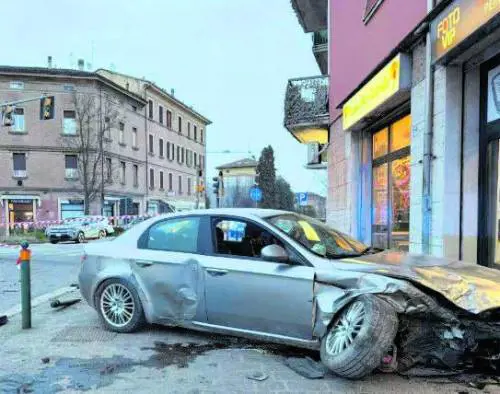 La folle corsa, la fuga e l'anziana morta: quattro nomadi sull'auto pirata
