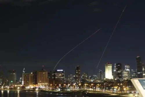 Iran, spettro Hormuz: a rischio rotte e approvvigionamenti di petrolio