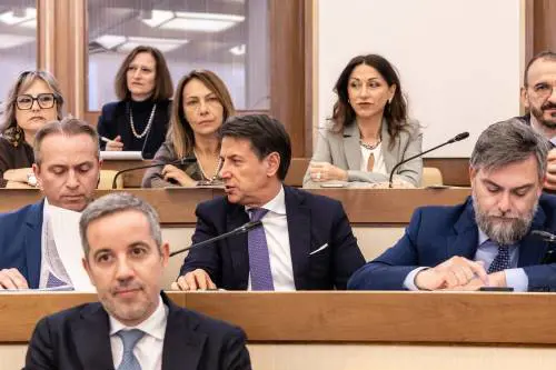 Tajani a Conte: "Io non sono andato in ginocchio da Merkel o da Trump"