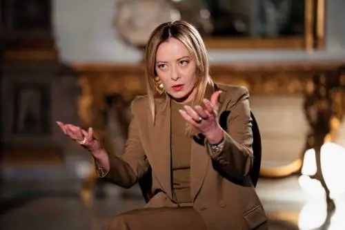 L'ambasciata russa attacca Meloni: "Menzogne dell'Occidente sulle cause di guerre in Iran e Ucraina"