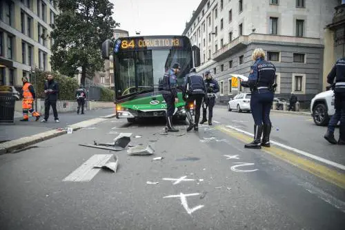 Incidente davanti all'Archivio di Stato: bus investe moto, quattro in ospedale