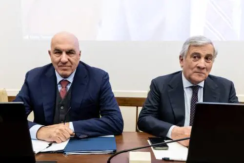 Italia divisa pure in guerra: attacchi a Tajani e Crosetto. Il ministro: "Ho sbagliato"