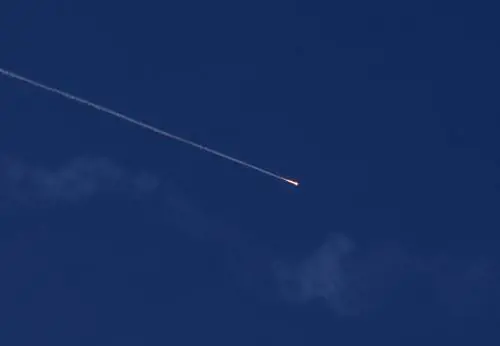 Teheran bombarda ma Trump avvisa: "Non ha più difese". Emirati pronti ai raid