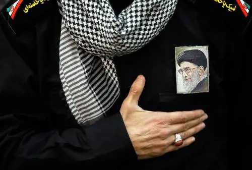 Il nemico a casa nostra. Nella moschea di Milano piangono Khamenei: "È il nostro martire"
