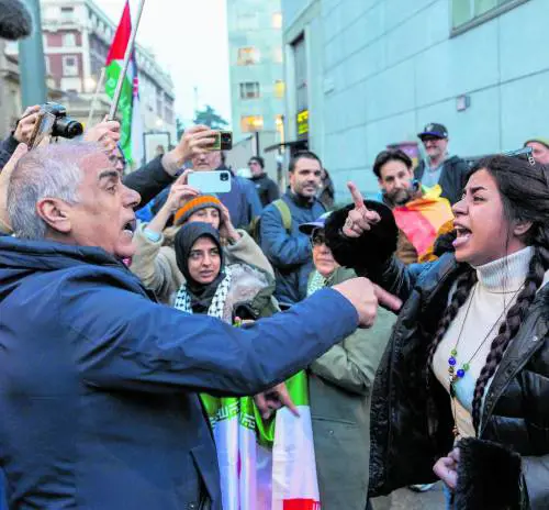 E gli iraniani contestano i "pacifisti". "Questo intervento militare ci serve"