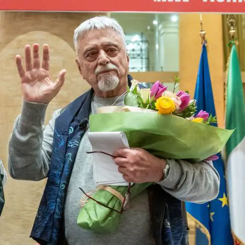 I 90 anni di Occhetto, dalla moglie a Elly ai segretari Pci: "Siamo al fascismo"