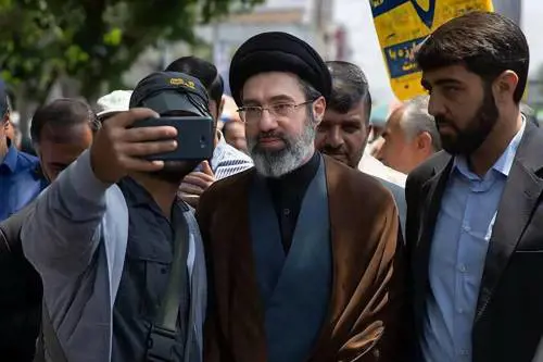 Investimenti, ville, lusso: l'impero globale segreto del figlio di Khamenei