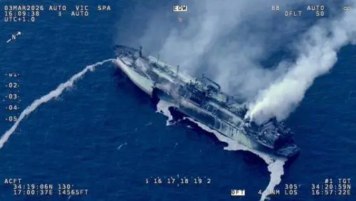 Nave cisterna russa in fiamme nel Mediterraneo: sospetto attacco ucraino con droni navali dalla Libia