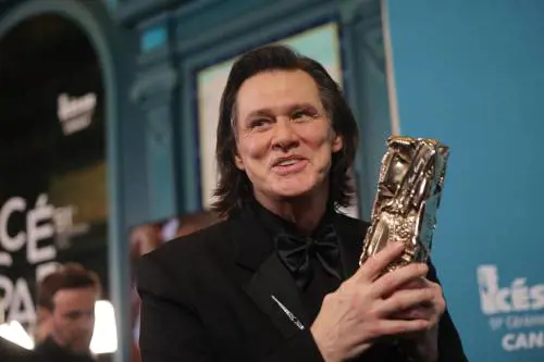 Il mondo è in guerra e milioni di persone discutono ancora sul sosia di Jim Carrey