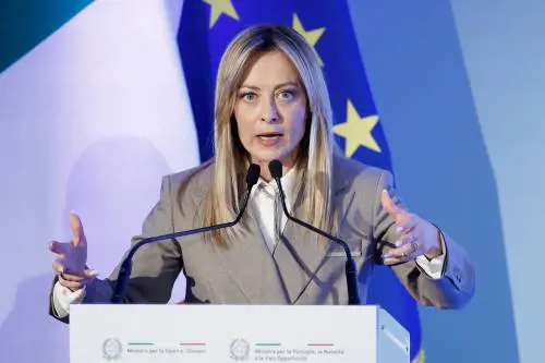 Meloni chiede il voto delle Camere e vede Mattarella. Il nodo delle basi