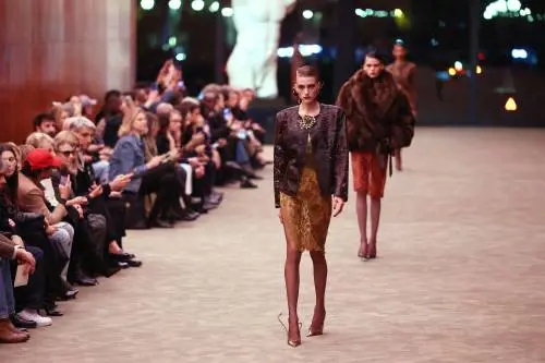 L'eleganza femminile di uno smoking