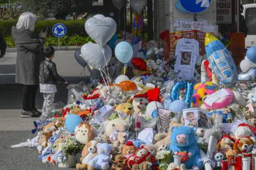 La vergogna dopo la morte di Domenico: una donna ruba uno dei peluche lasciati davanti all'ospedale. "Lo fanno tutti"