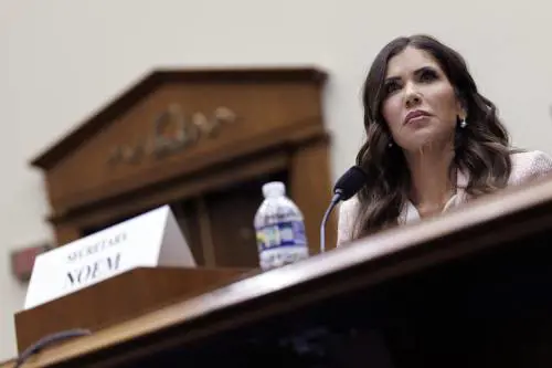 Trump silura Kristi Noem dal Dipartimento di Sicurezza Interna: al DHS arriva il senatore Markwayne Mullin