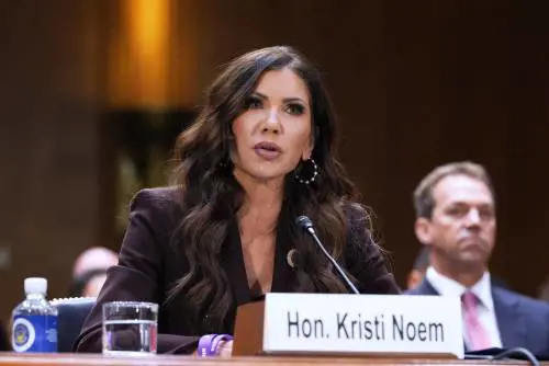 Caos immigrazione, Trump licenzia la Noem. E lancia il nuovo avviso: "Anche Cuba cadrà"