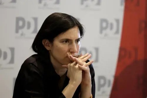 Il nuovo fascio-comunismo della sinistra illiberale