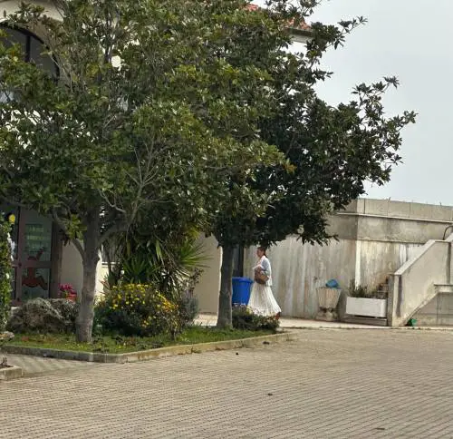 Famiglia nel bosco, "La mamma allontanata nonostante le urla strazianti dei bambini". La ministra Roccella: "Il provvedimento va sospeso"