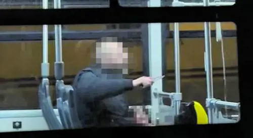 Panico sul bus al Vomero, accoltellata da sconosciuto