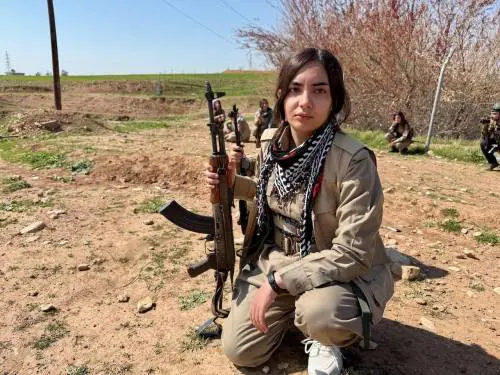 Tra i Peshmerga sotto le bombe degli ayatollah. "Pronti a morire, se serve arriveremo a Teheran"